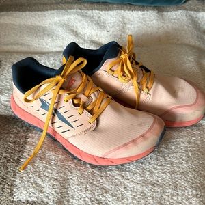 Altra Superior 5 9 40.5 GUC sneaker Peach Dusty Pink Orange